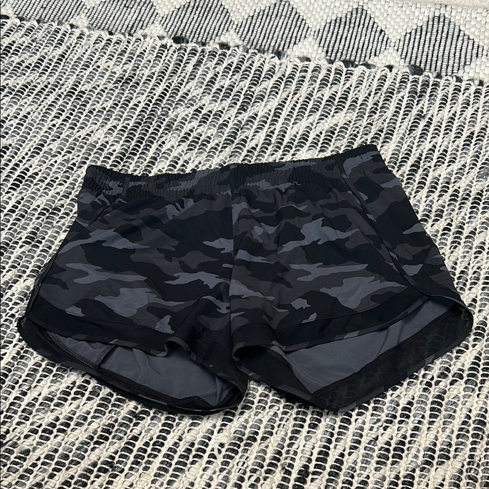 Athleta Women's Printed Mesh Racer Shorts Size Large 4 inch inseam